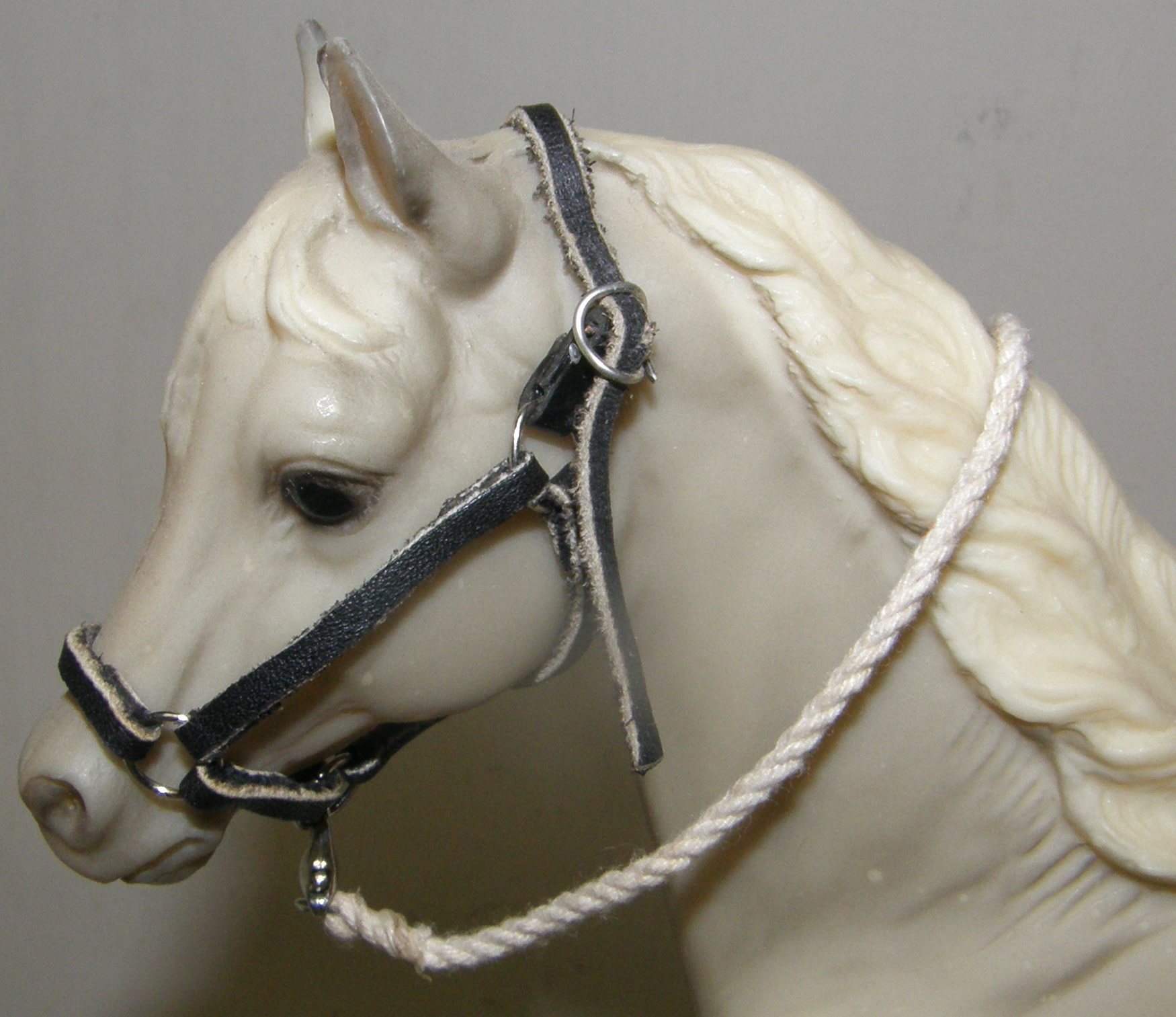 Breyer Model Horse Tack Props Breyer Horse Leather Halter & Cotton Rope Lead