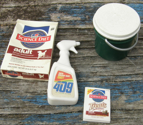 Model Horse Tack Props Horse Stable Accessories Barn Supplies Bottle 409 Bag Dog Food Pkg Dog Treats Tub Strongid C