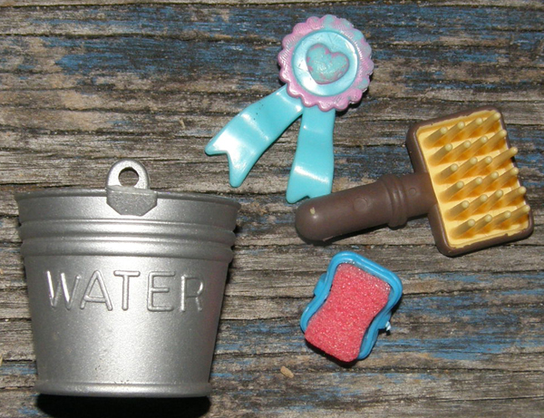 Model Horse Tack Props Horse Stable Accessories Water Bucket Curry Comb Sponge Rosette Ribbon
