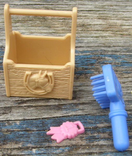 Model Horse Tack Props Horse Stable Accessories Grooming Tote Curry Comb Rosette Ribbon