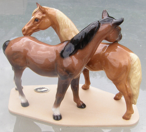 Vintage Hagen-Renaker #3322 Grooming Horses Best Friends on Base Specialty Bay & Palomino HR China Horse Figurine