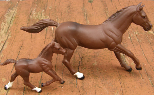 Ertl Farm Country Collectible Animals Thoroughbred Mare & Foal Brown Running Horses Set 