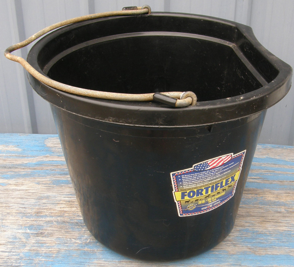 Fortiflex 5 Gallon Bucket 20 Quart Flat Back Bucket Water Bucket Feed Bucket