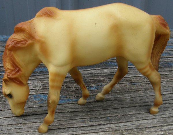 Breyer #4812 The Progeny Gift Set Mesteno Red Dun Rojo Grazing Mustang