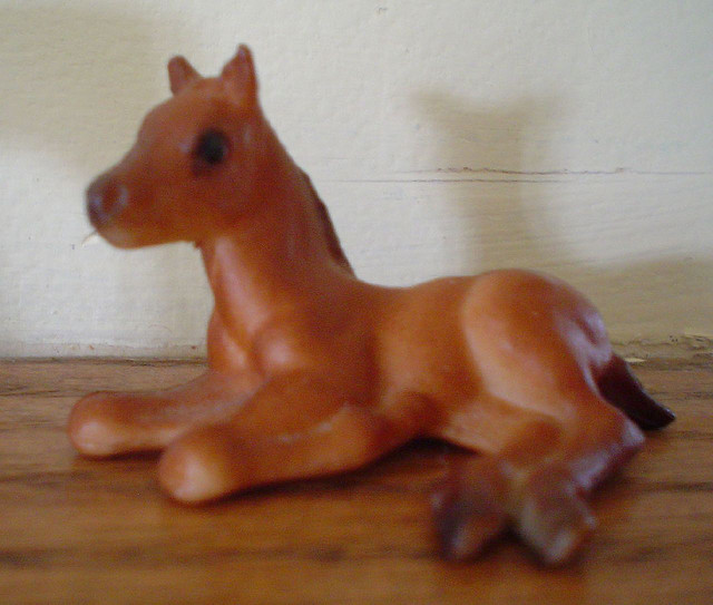 Breyer #5702 Stablemate Lying Thoroughbred Foal SM Chestnut Lying TB Foal