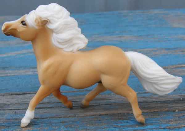 Breyer #5904 Stablemate Palomino Shetland Pony